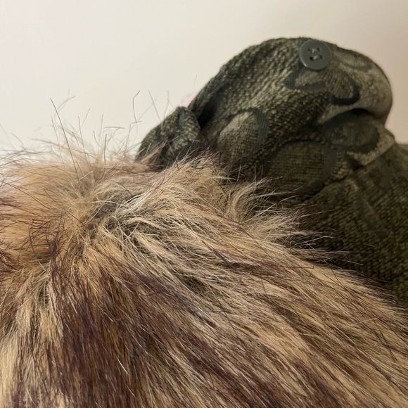 Coat with detachable faux fur collar. - Picture 7 of 7